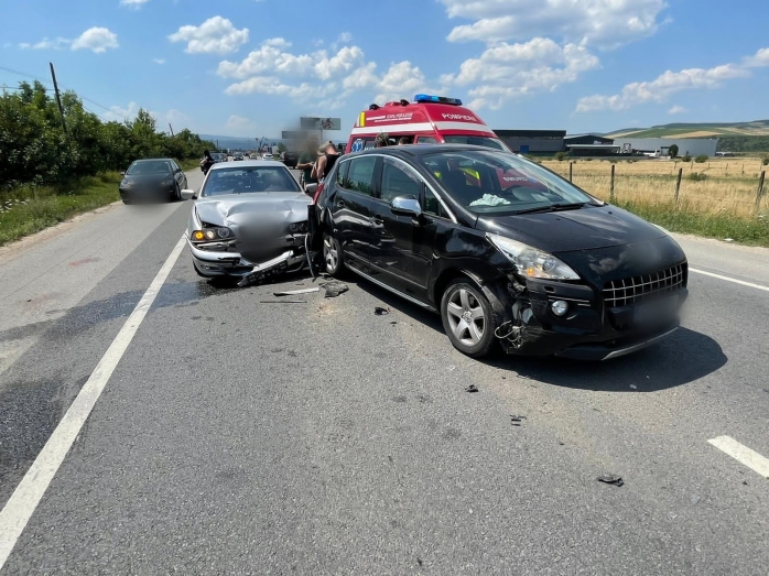 Accident GRAV în Cluj, cu trei mașini! O femeie a fost transportată de URGENȚĂ la spital